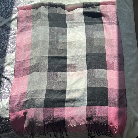 Scarf with block design - Picture 2 of 3